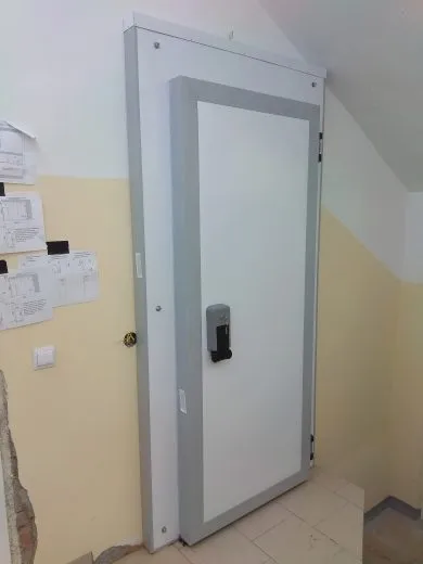 распашные двери для холодильных камер в Казани 3